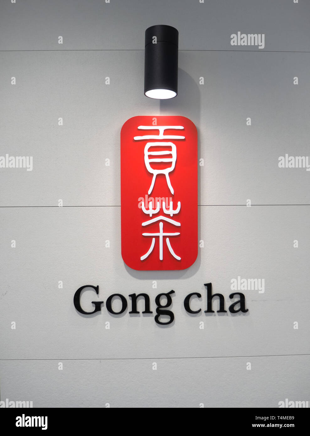 Mars 2019 - Corée du Sud : le chinois traditionnel rouge et blanc Logo de la société taïwanaise bubble tea Cha Gong sur un mur blanc Banque D'Images