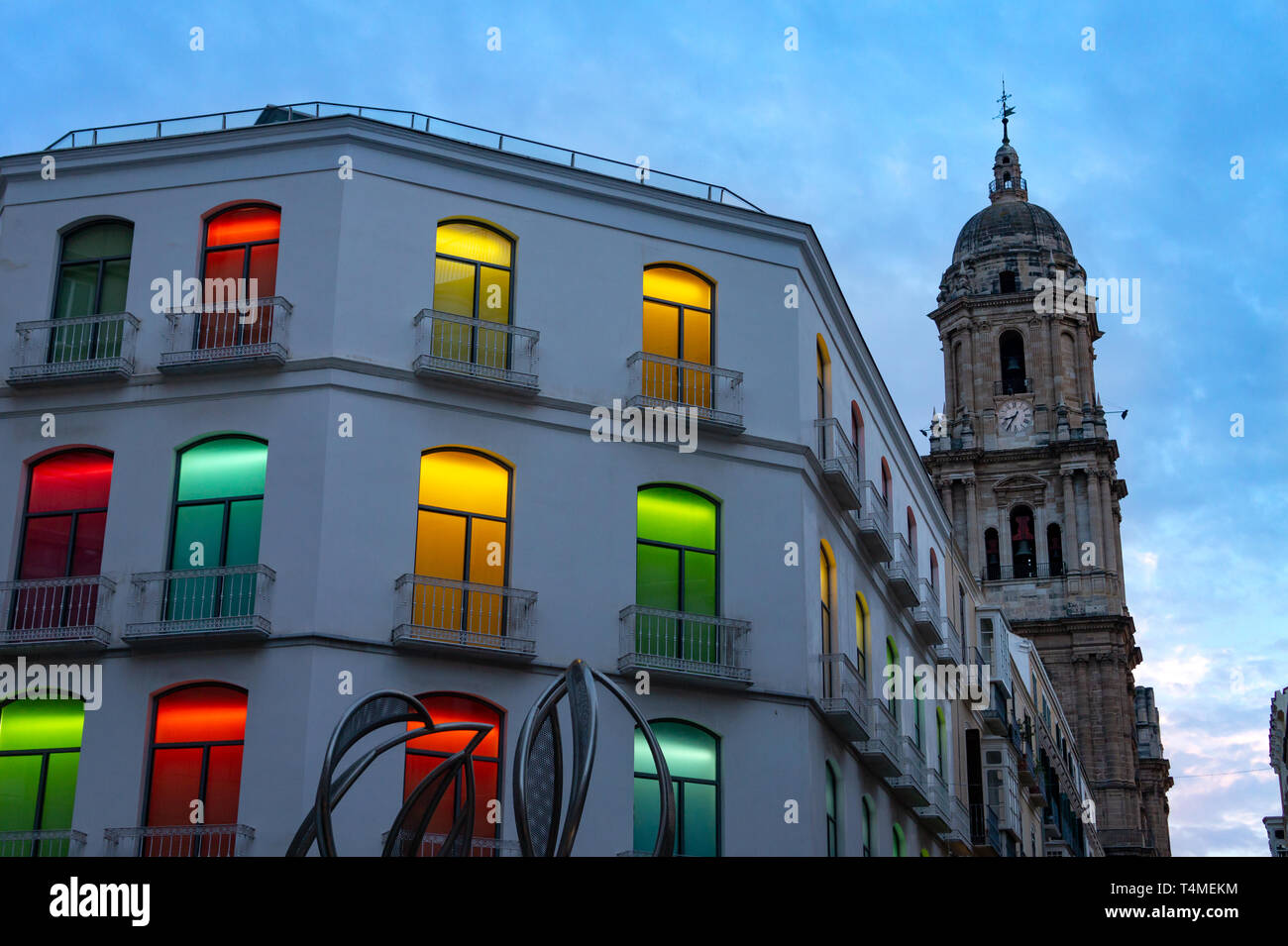 Lumières colorées dans windows d'un bâtiment dans la cathédrale de Malaga Espagne Banque D'Images