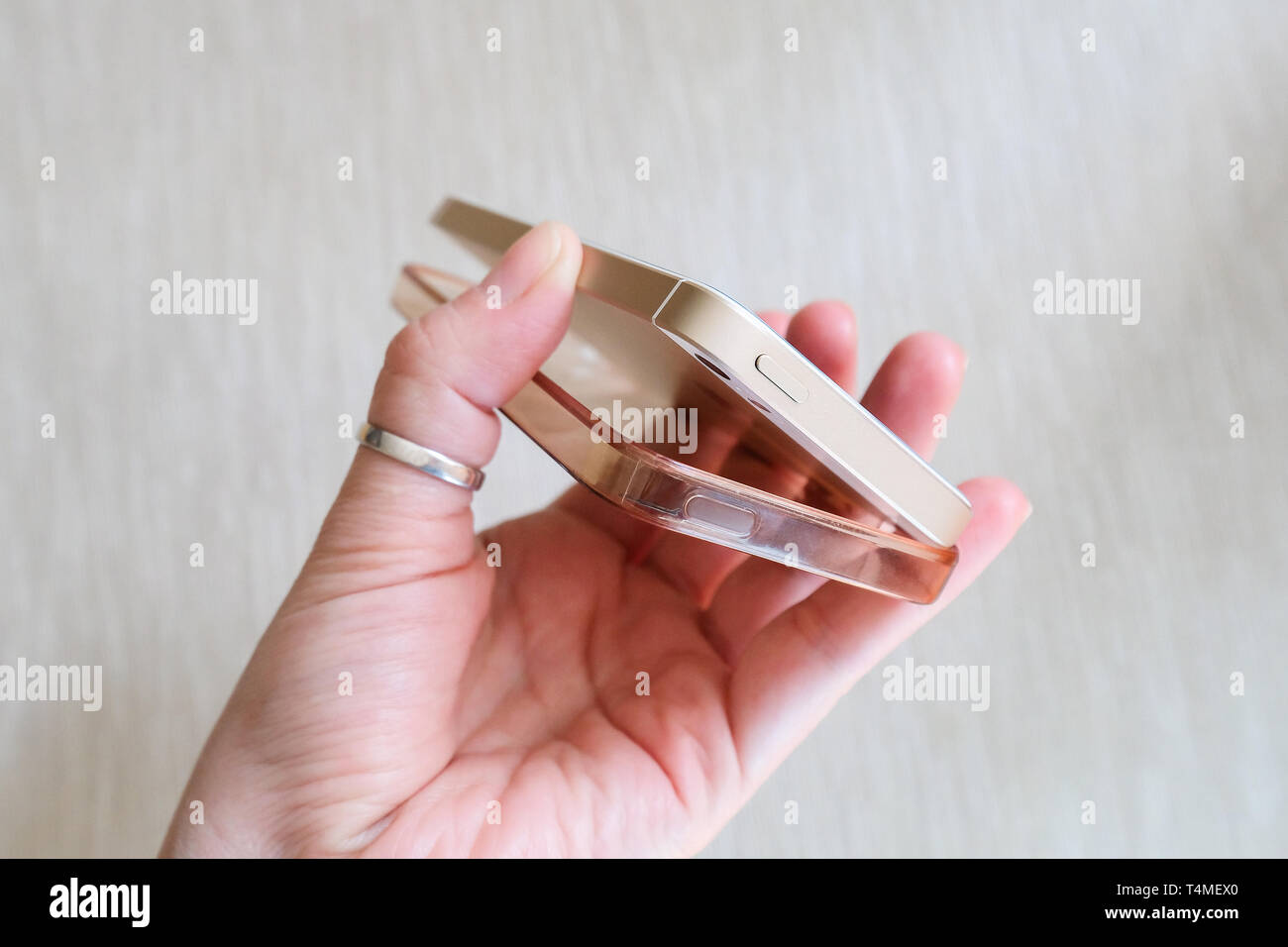 Case silicone pour smartphone plié dans sa main Banque D'Images