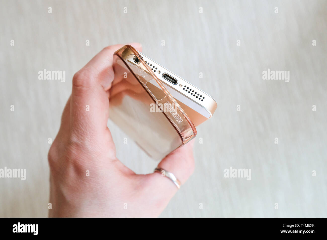 Case silicone pour smartphone plié dans sa main Banque D'Images
