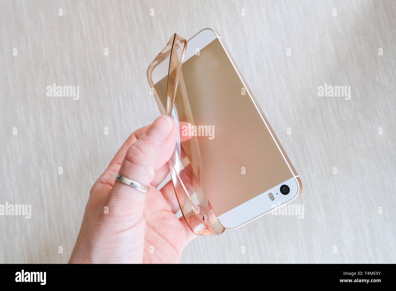 Case silicone pour smartphone plié dans sa main Banque D'Images
