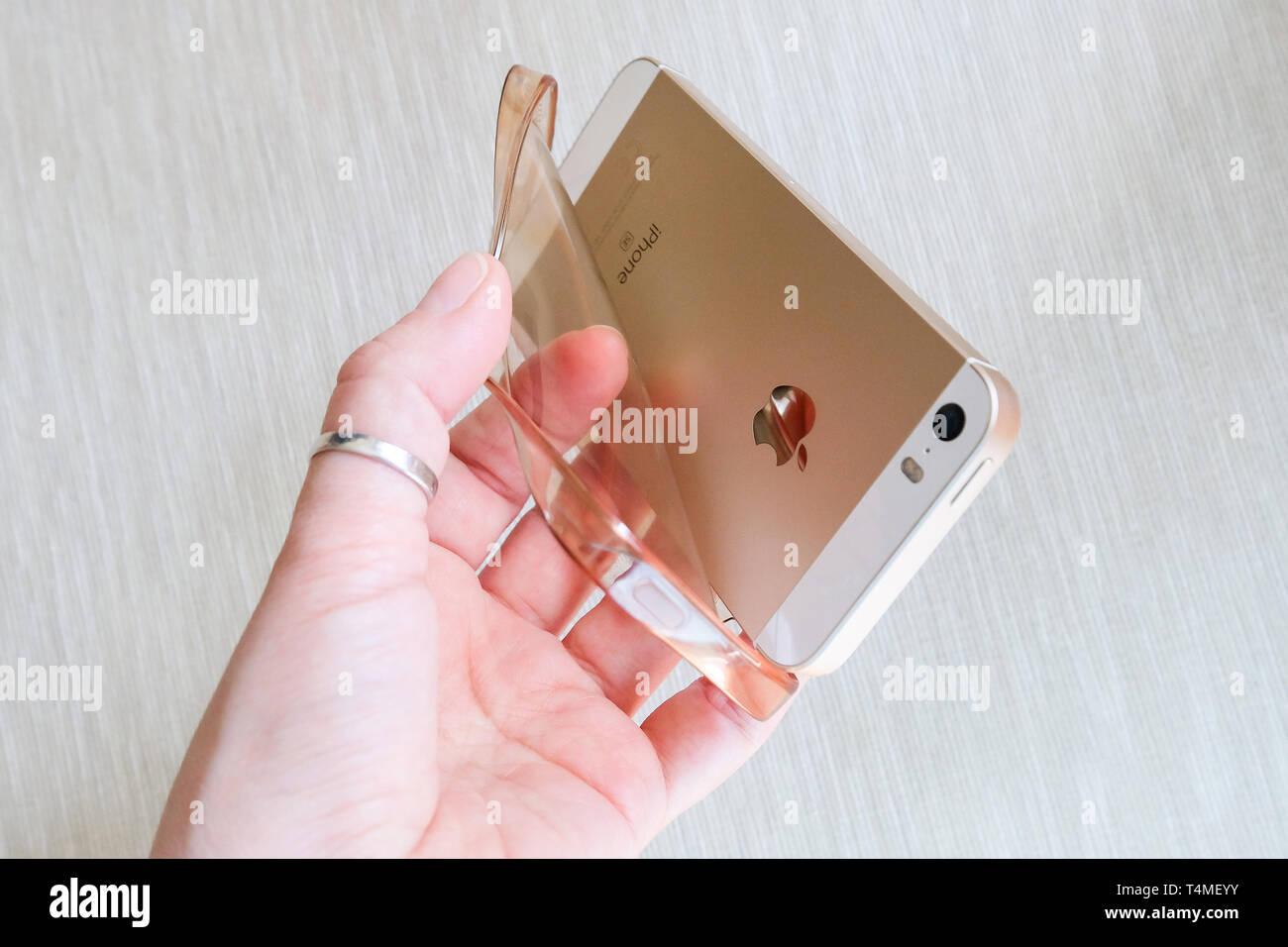 Case silicone pour smartphone plié dans sa main Banque D'Images