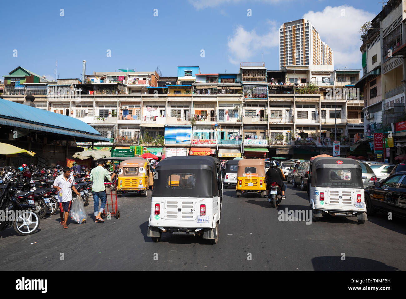 Strret scène avec tuk-tuks en dehors du marché de PSAR O Russei, Phnom Penh, Cambodge, Asie du Sud, Asie Banque D'Images