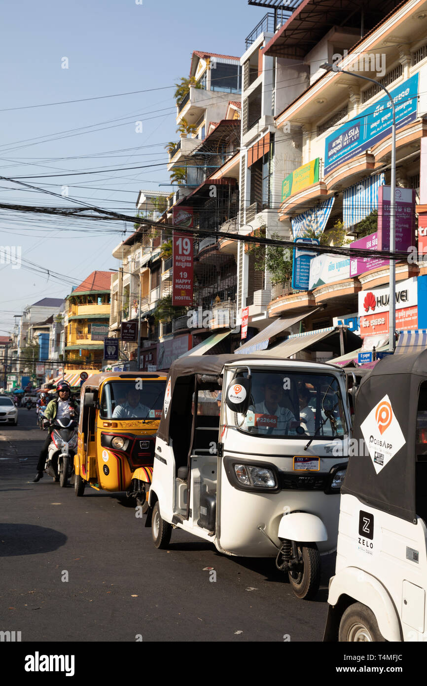Le long Tuk-Tuks Preah Fra Ang Street, Sangkat Phsar Chas, Phnom Penh, Cambodge, Asie du Sud, Asie Banque D'Images