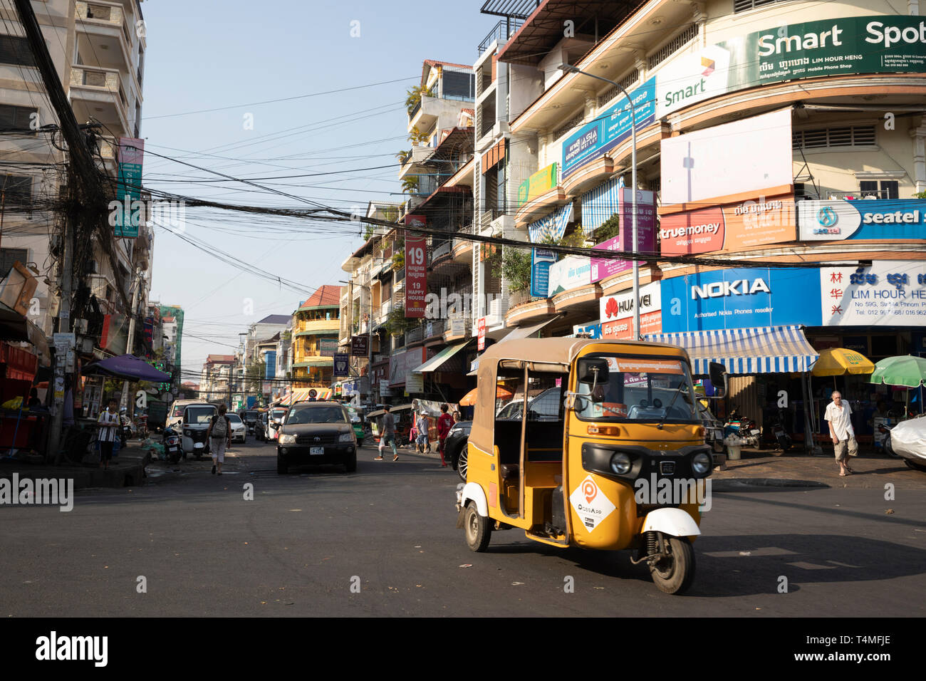 Le long Tuk-Tuks Preah Fra Ang Street, Sangkat Phsar Chas, Phnom Penh, Cambodge, Asie du Sud, Asie Banque D'Images