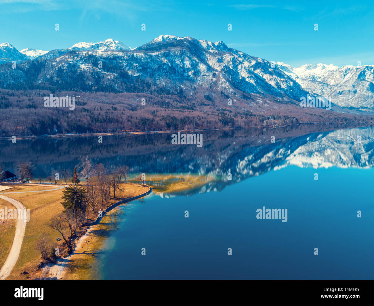 Lac de montagne au début du printemps avec des sommets enneigés. La belle nature. Réflexion sur le lac Banque D'Images