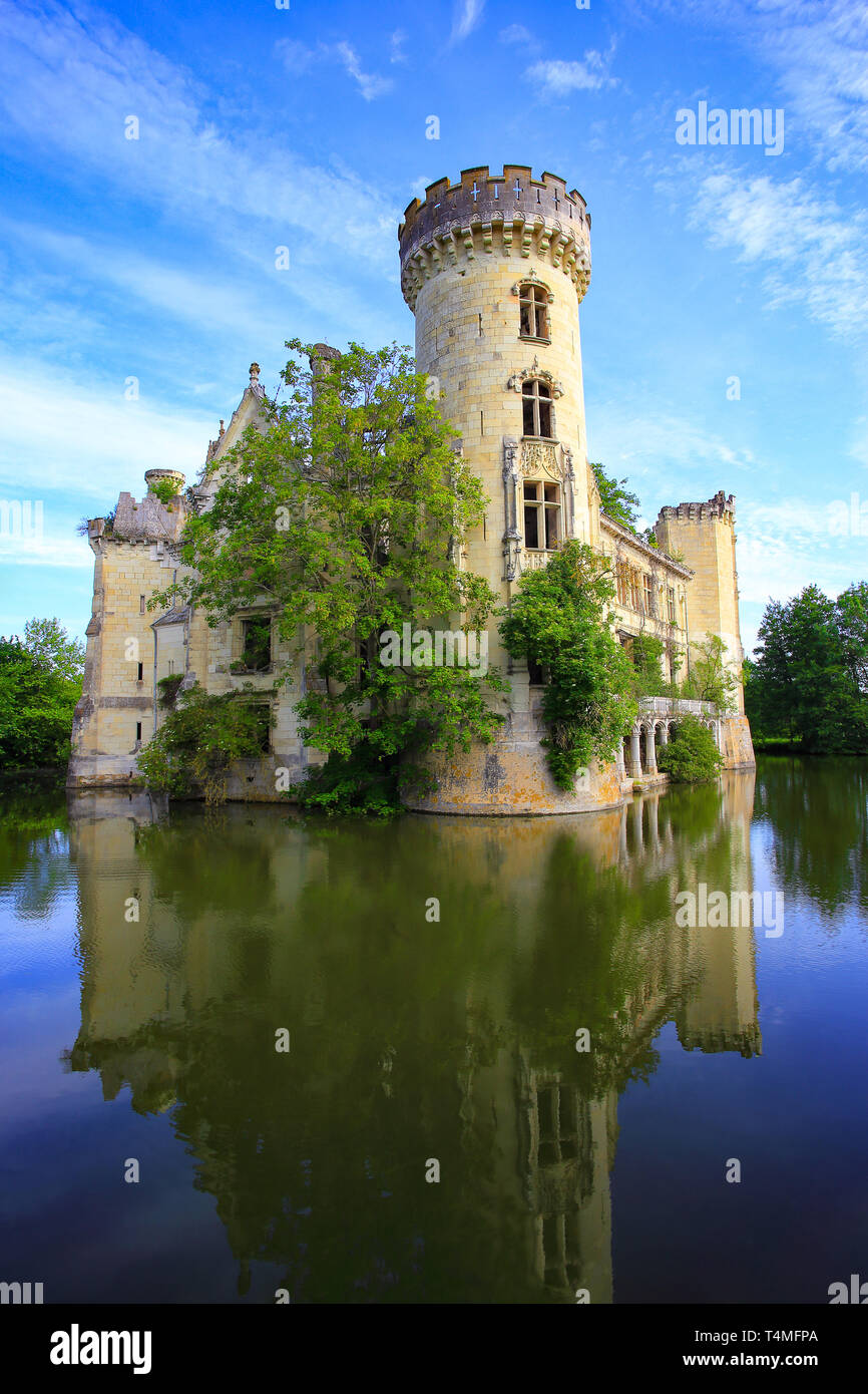 Ruine de conte de La Mothe-Chandeniers château dans la région de l'Nouvelle-Aquitaine, France, Europe Banque D'Images