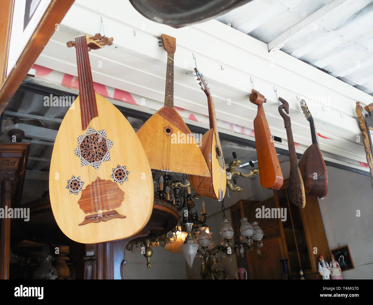 Instruments de musique traditionnels à une boutique d'antiquités