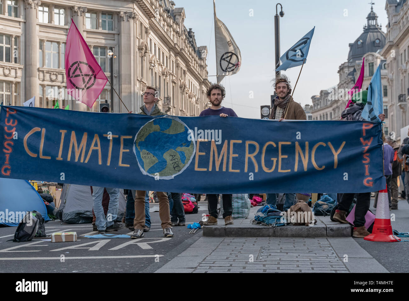 Londres, Royaume-Uni - 15 Avril 2019 : Extinction militants rébellion barricade à Oxford Circus, les militants bloqué Oxford Circus, Marble Arch, Piccadil Banque D'Images
