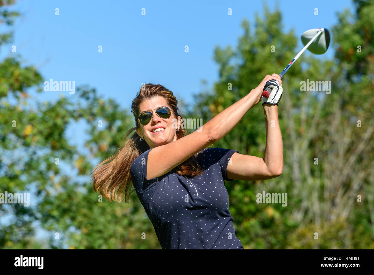 De bonne humeur woman playing golf Banque D'Images