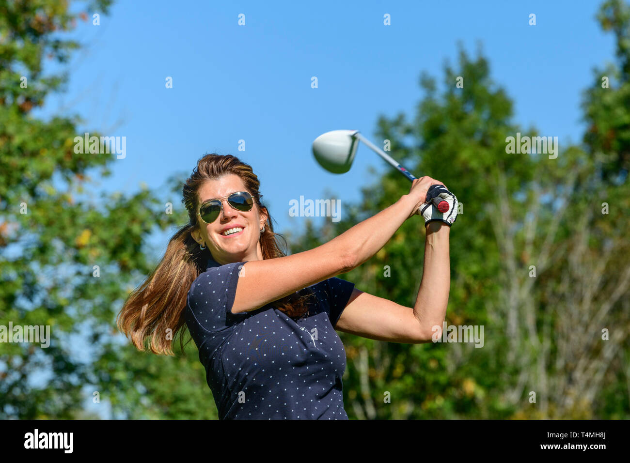 De bonne humeur woman playing golf Banque D'Images