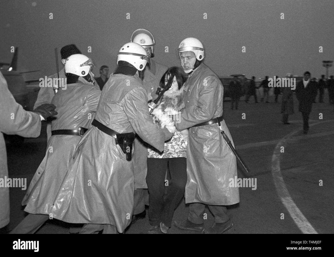 Policement pousser l'adolescent à partir de l'aire de l'aéroport. Les leaders étudiants Daniel Cohn-Bendit et Karl Dietrich Wollf et un plus grand groupe d'adolescents voulaient bienvenue leader des Black Panthers, 'Grand Homme' à l'aéroport de Frankfurt am Main le 13 décembre 1969. Les adolescents, qui l'a fait à l'aire de l'aéroport, ont été encerclés par la police et repoussé à l'édifice de l'aéroport, 18 personnes ont été temporairement arrêtées en raison d'une bagarre. Grand homme avait été renvoyé à Paris en attendant la suite d'une interdiction d'entrée. Dans le monde d'utilisation | Banque D'Images
