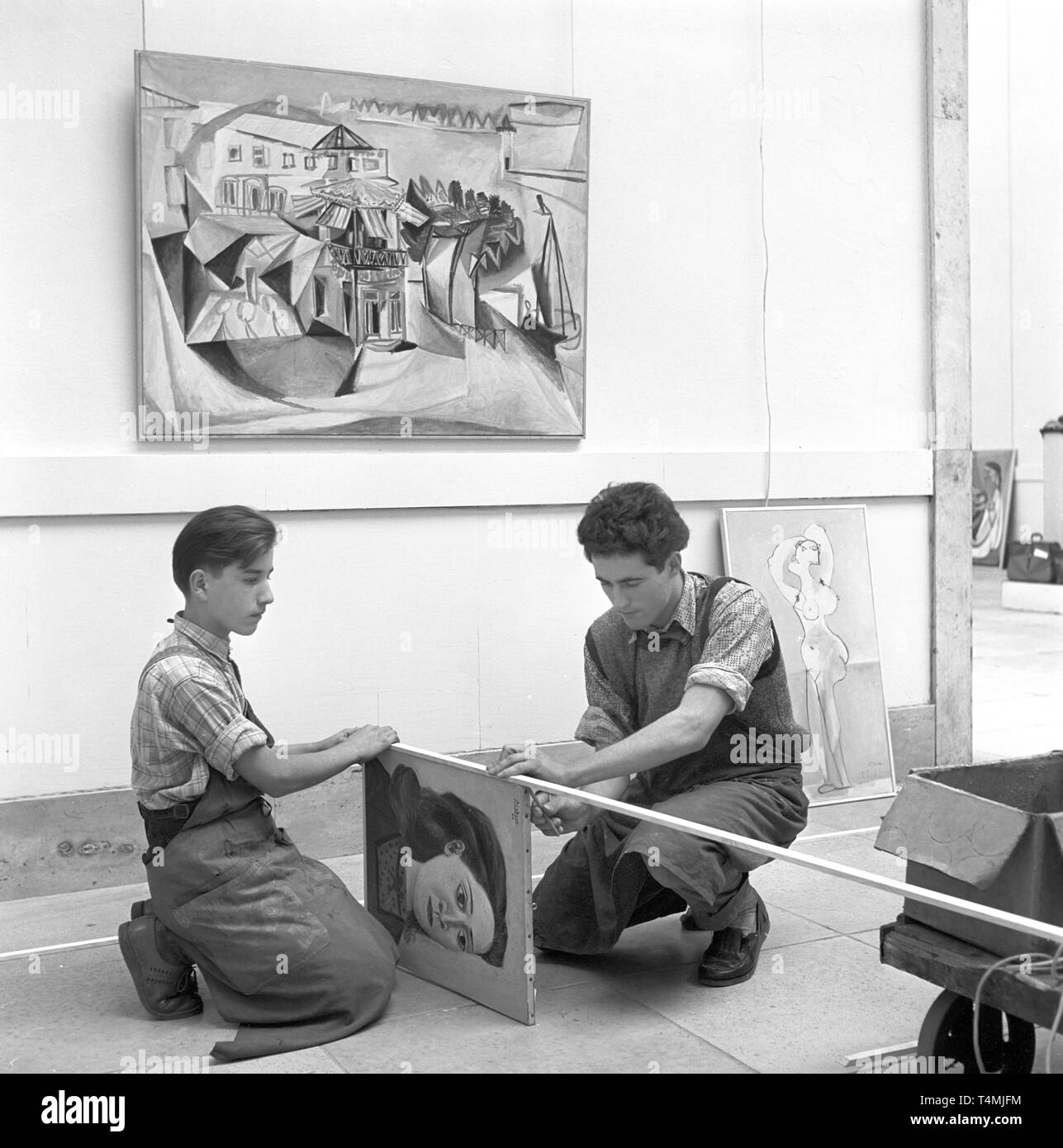 Deux travailleurs préparer des peintures, ici le portrait 'Dora Maar', dans l'arrière-plan la peinture 'Cafe à Royan" pour l'exposition, qui sera présentée pendant deux mois sous le thème "rétrospective Picasso'. L'exposition includeds 250 ouvrages de le peintre espagnol Pablo Picasso, qui célèbre son 74e anniversaire le jour de l'ouverture le 25 octobre 1955. Dans le monde d'utilisation | Banque D'Images