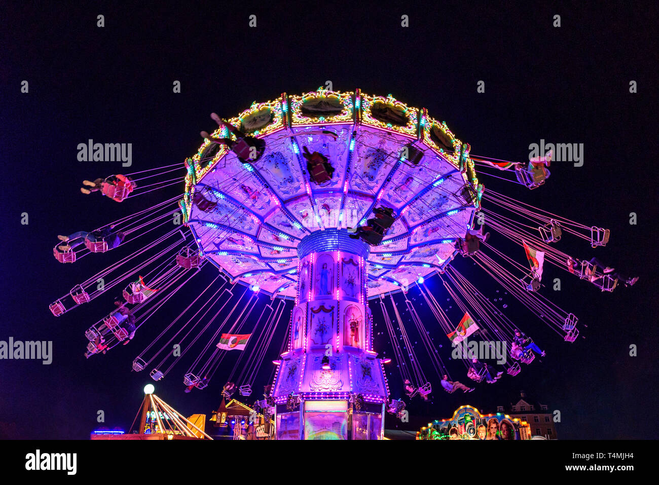 Lumineux colorés fairground attraction - Carrousel de la chaîne Banque D'Images