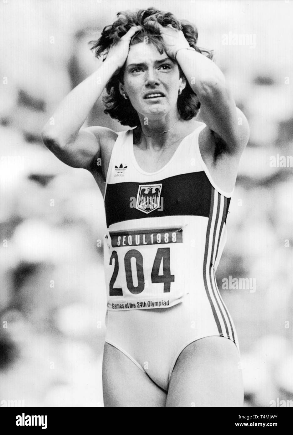Claudia Zaczkiewicz à partir de l'Allemagne ne peut pas croire qu'elle a fini la course de haies 100 m troisième place et a remporté la médaille de bronze le 30 septembre 1988 lors des Jeux Olympiques de Séoul - Corée du Sud. Dans le monde d'utilisation | Banque D'Images