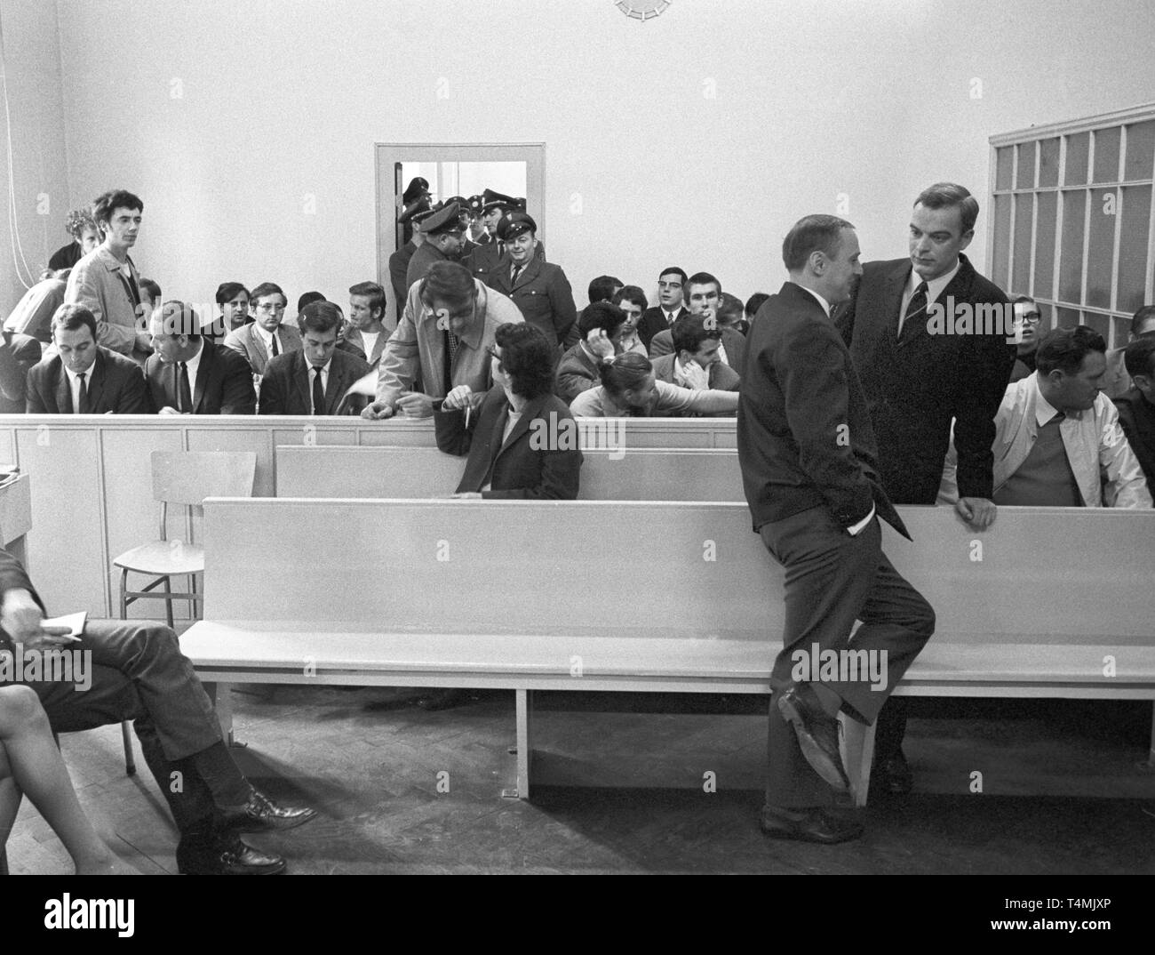 Avis des visiteurs de la poursuite contre leader étudiant Daniel Cohn-Bendit (pas en photo). Il a dû faire face à l'accusation de désordre civil le 27 septembre 1968 à Francfort. Dans le monde d'utilisation | Banque D'Images