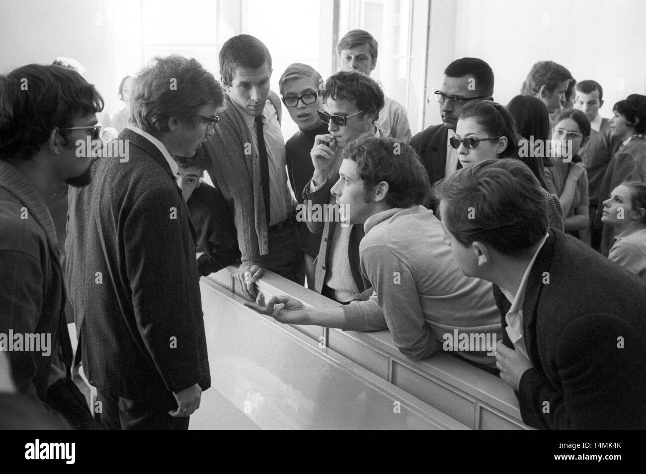 Discuter des visiteurs de la poursuite contre leader étudiant Daniel Cohn-Bendit (pas en photo). Il a dû faire face à l'accusation de désordre civil le 27 septembre 1968 à Francfort. Dans le monde d'utilisation | Banque D'Images
