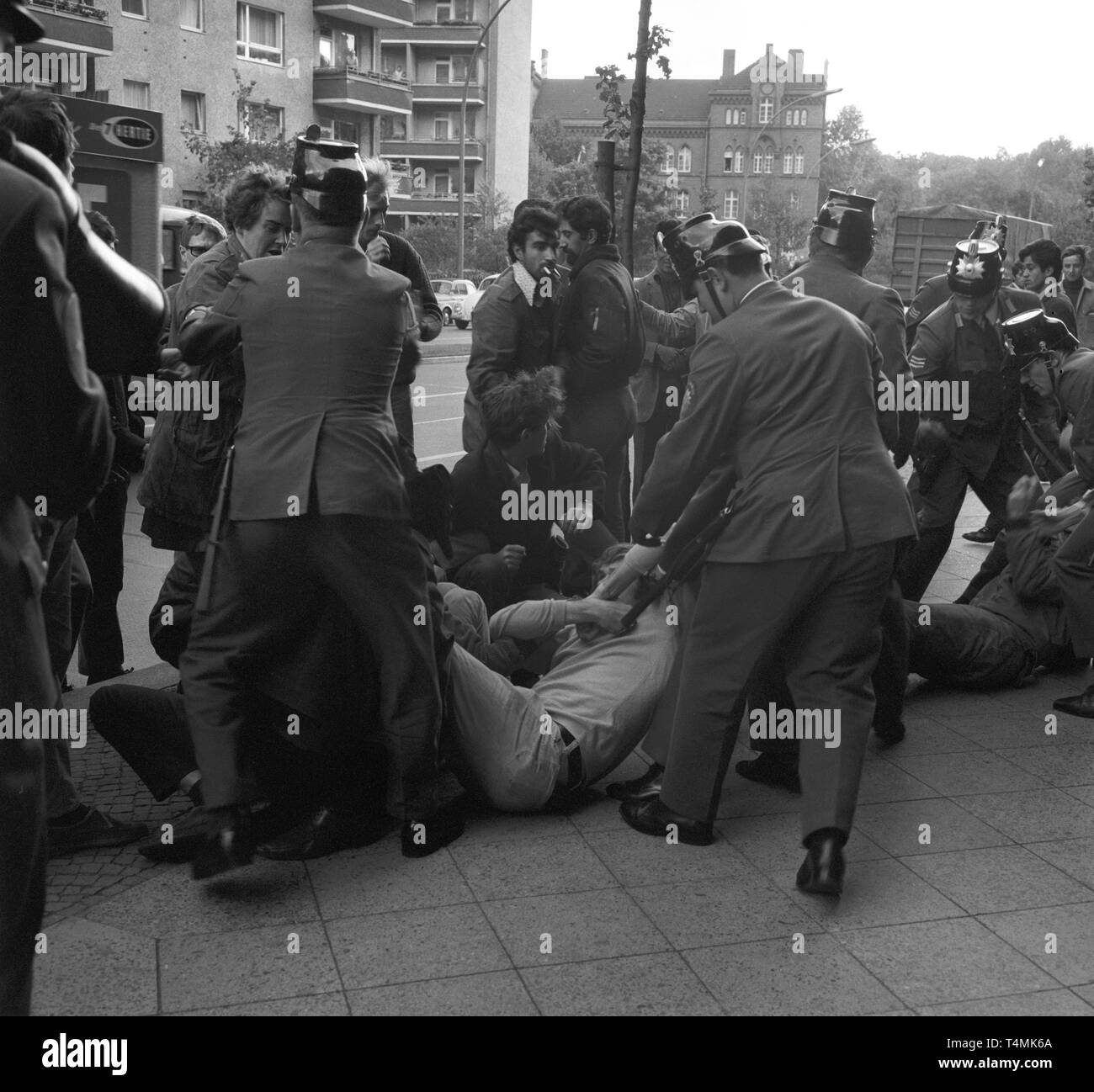 Policiers transporter loin des manifestants le 01 octobre 1968, qui ont bloqué la rue en face de la cour, où le procès contre un étudiant persan accusé de la violation de la paix a eu lieu. Dans le monde d'utilisation | Banque D'Images