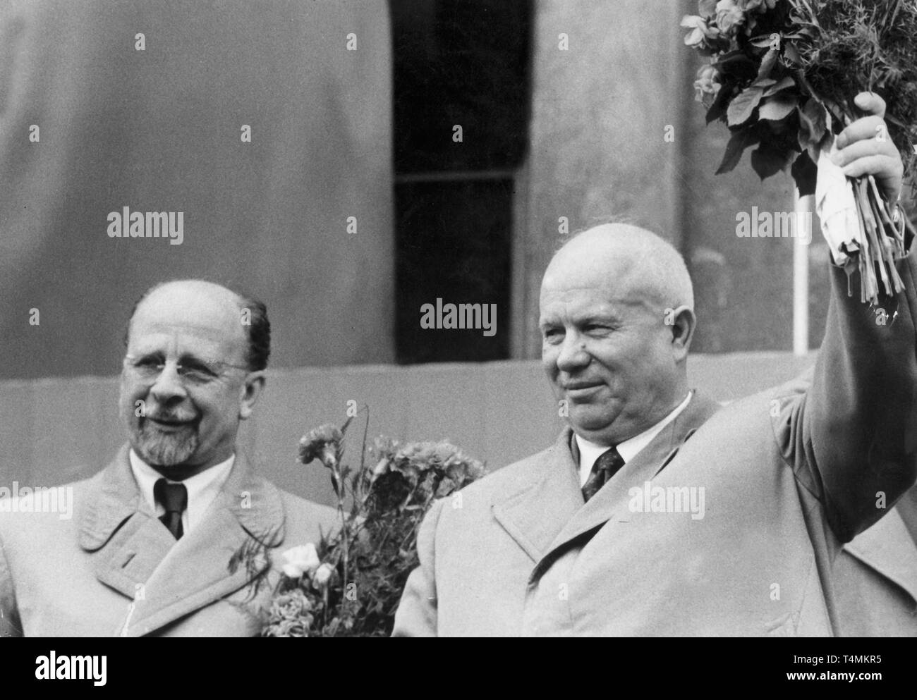 Walter Ulbricht (L), Premier Secrétaire du Comité central du SED, et Nikita Khrouchtchev (R), Premier Secrétaire du Comité central du Parti communiste de l'Union soviétique, à la gare de l'Est de Berlin le 08 juillet 1958. Khrouchtchev a été invité à la cinquième conférence des parties de la SED. Dans le monde d'utilisation | Banque D'Images