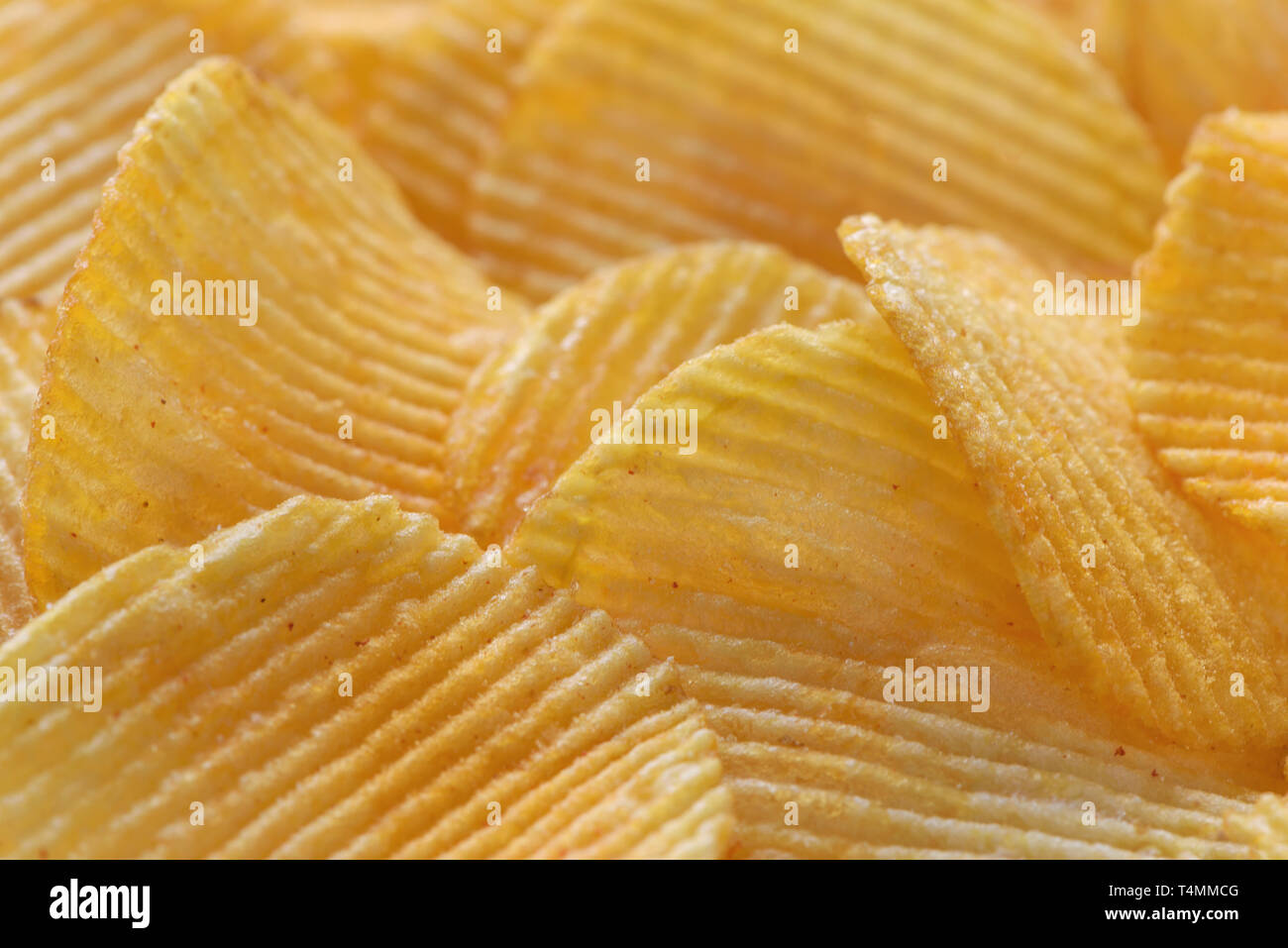 Ondée d'or croustilles de pommes de terre. Pour l'arrière-plan de l'alimentation. Banque D'Images