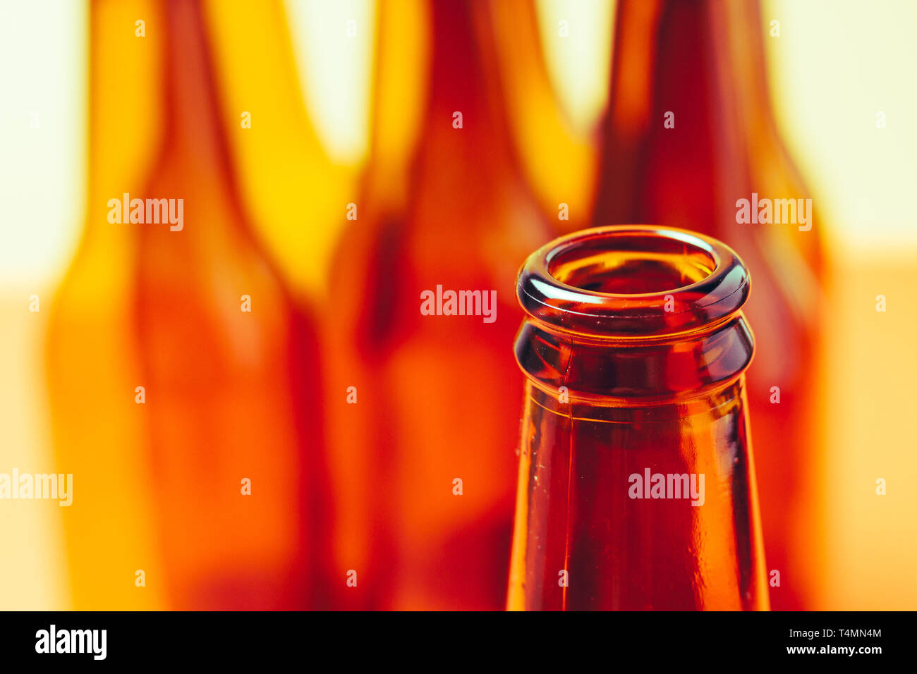 Bouteilles en verre brun pour la publicité des natures mortes Banque D'Images
