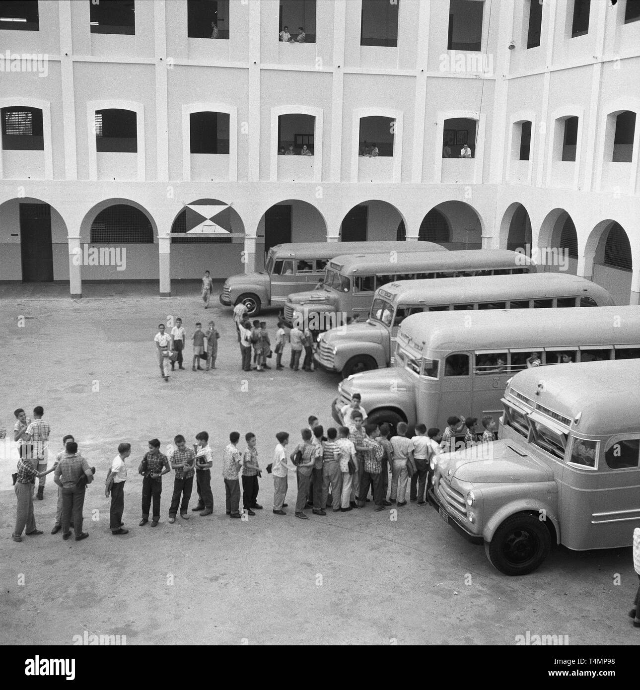 Deuxième cour intérieure avec des autobus scolaires, Barranquilla (Atlantico), Colombie, 1958. Dans le monde d'utilisation | Banque D'Images