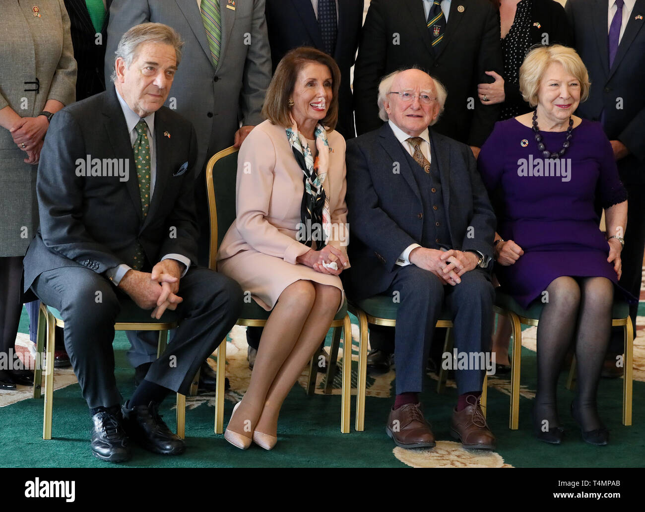 Le président de la Chambre des représentants des Etats-Unis Nancy Pelosi (deuxième à gauche) et son mari Paul Pelosi (à gauche) avec le président Michael D Higgins et sa femme Sabina à Aras une Uachtarain dans Phoenix Park, Dublin, dans le cadre de sa visite de quatre jours en Irlande et l'Irlande du Nord. Banque D'Images
