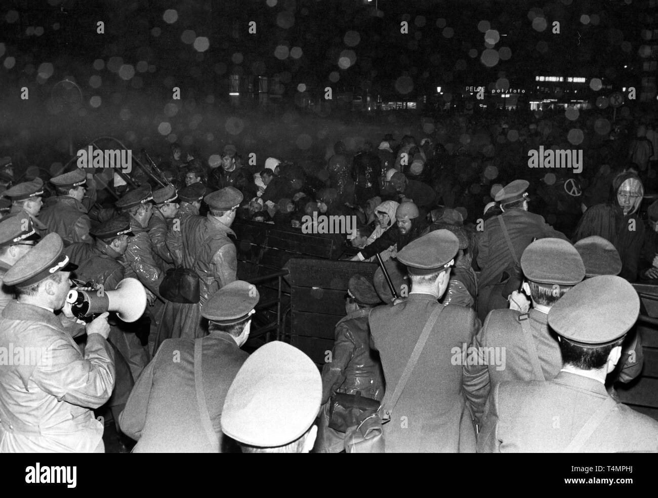 Les manifestants dans le faisceau d'un canon à eau de la police. En vain, les manifestants ont tenté d'empêcher la livraison du journal Bild-Zeitung le 16 avril 1968 (Lundi de Pâques) à Francfort. Une forte escouade de police en face de l'Societätsdruckerei arrêté la foule. La police a utilisé des canons à eau et des matraques pour bloquer la rampe de chargement à la gare principale de Francfort. La tentative d'assassinat sur la SDD de l'idéologue Berlin Rudi Dutschke, le 11 avril 1968 à Berlin a déclenché une vague de protestation en Allemagne qui a duré tout le week-end de Pâques. Ils étaient principalement dirigées contre des bâtiments de l'Axel Printemps Banque D'Images