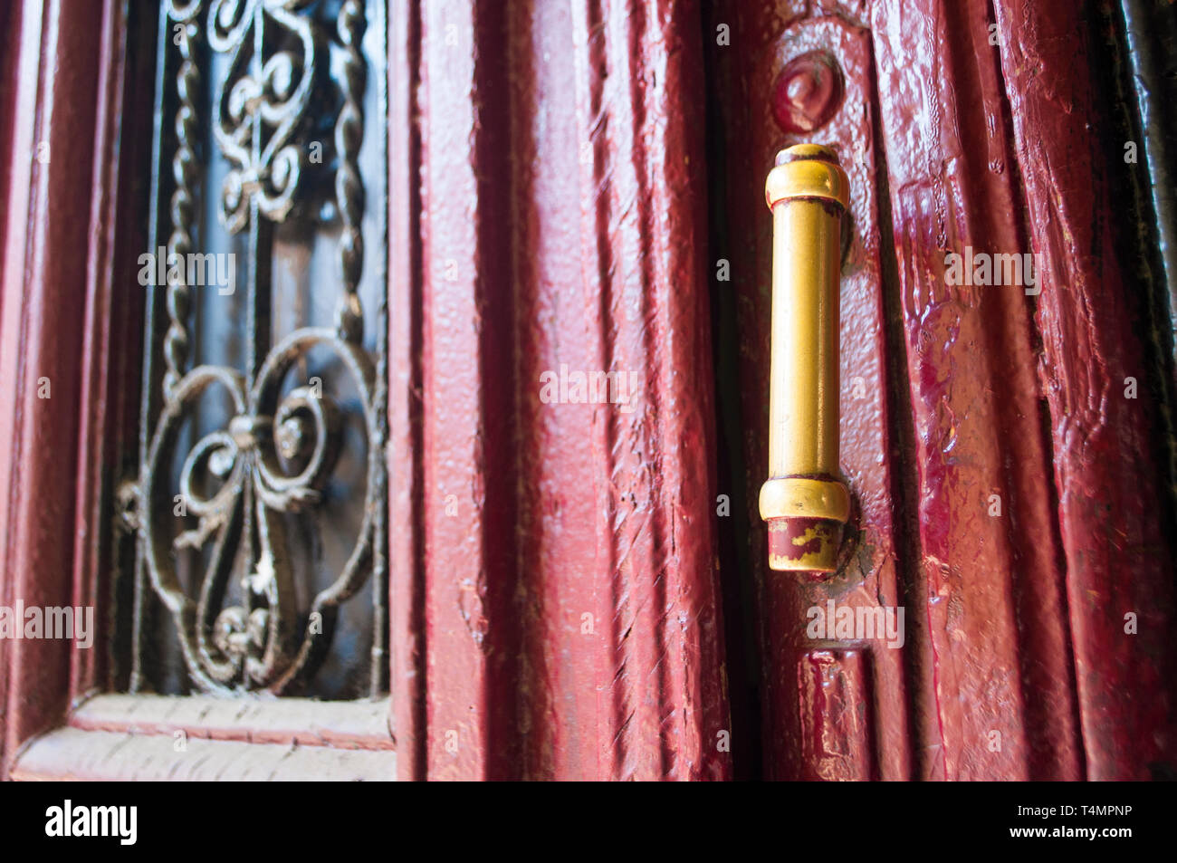 Close up d'une vieille belle porte avec de faux éléments floraux d'origine et sa poignée. Banque D'Images