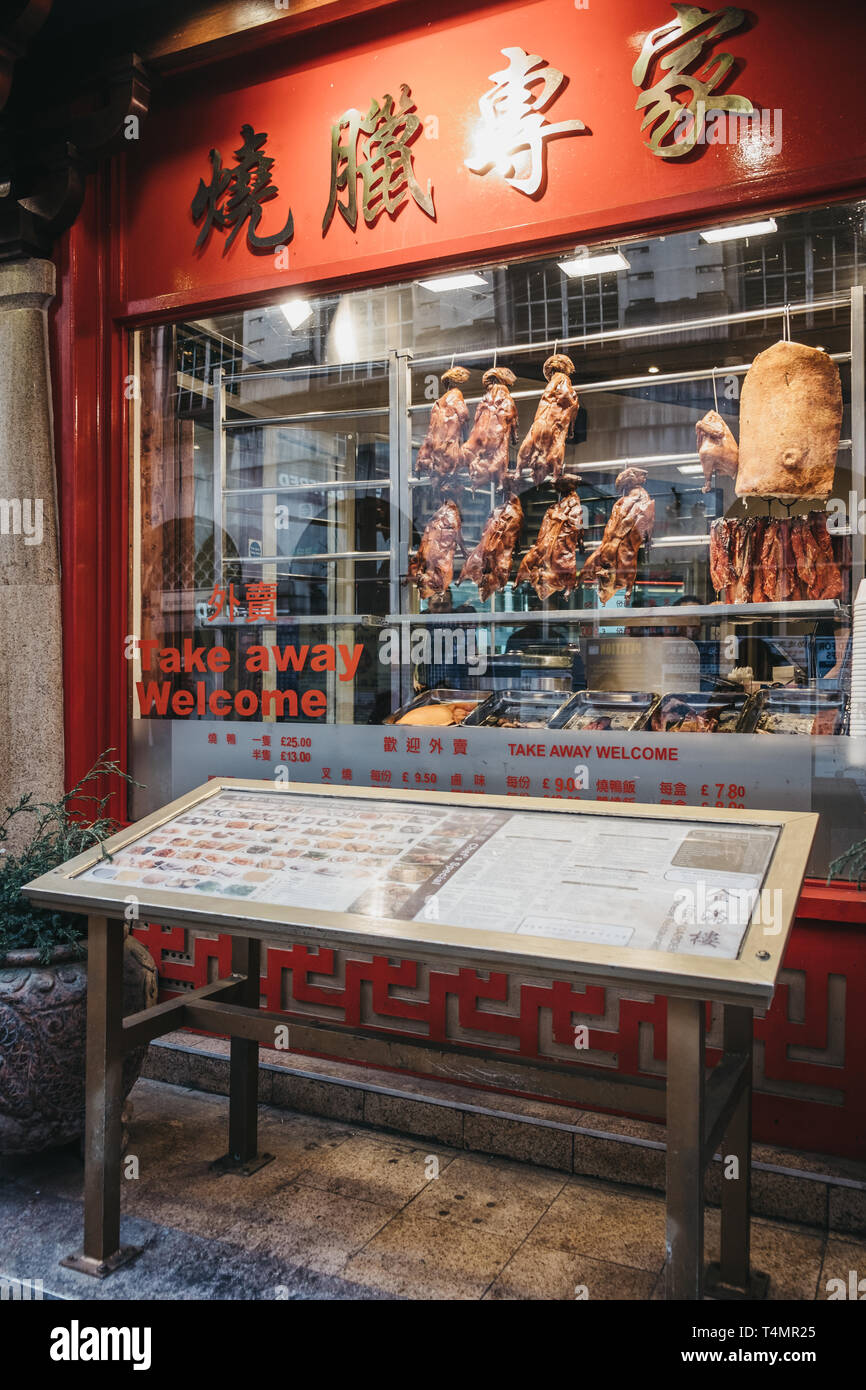 Londres, Royaume-Uni - 13 avril 2019 - canard rôti sur une fenêtre d'affichage d'un restaurant dans le quartier chinois de Londres. Chinatown abrite une grande communauté est-asiatique un Banque D'Images