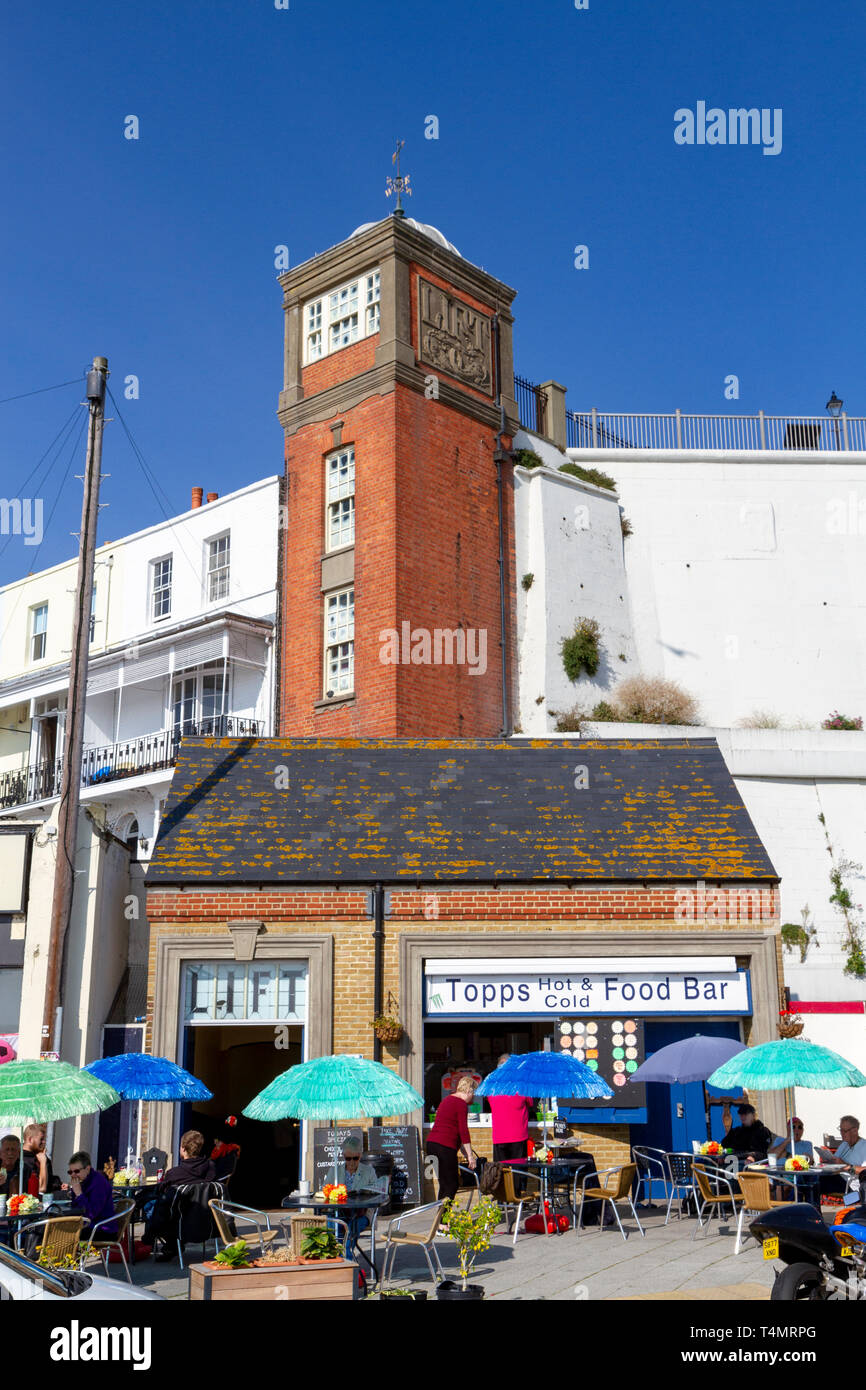 Le Wellington Crescent de levage avec la nourriture chaude et froide Topps bar à Ramsgate, Kent, UK. Banque D'Images