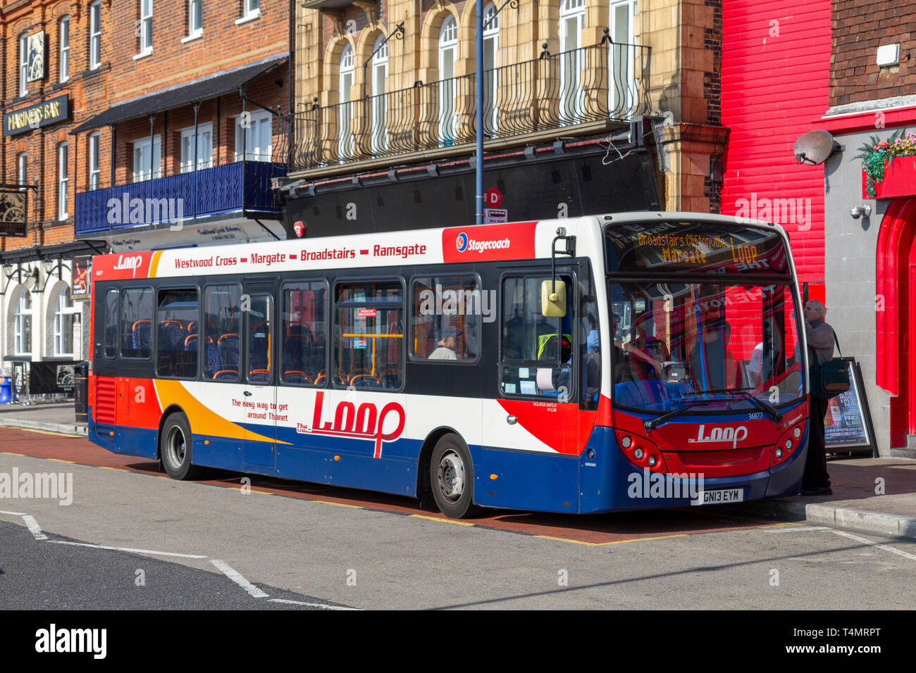 Un bus Stagecoach Loop la collecte de passagers en Ramsgate, Kent, UK. Banque D'Images