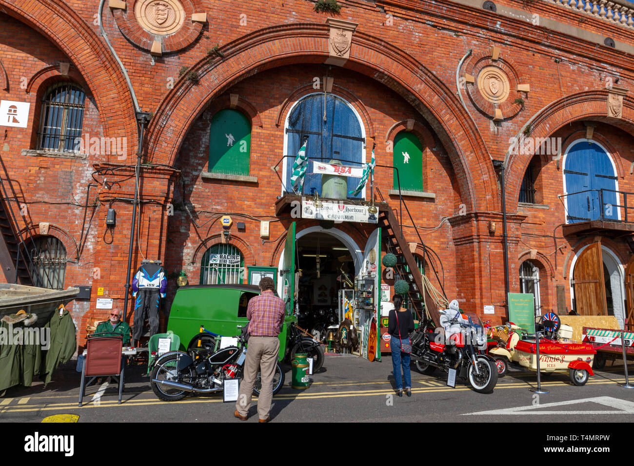 The Royal Harbour Emporium boutique sous les arcades de Royal Parade à Ramsgate, Kent, UK. Banque D'Images