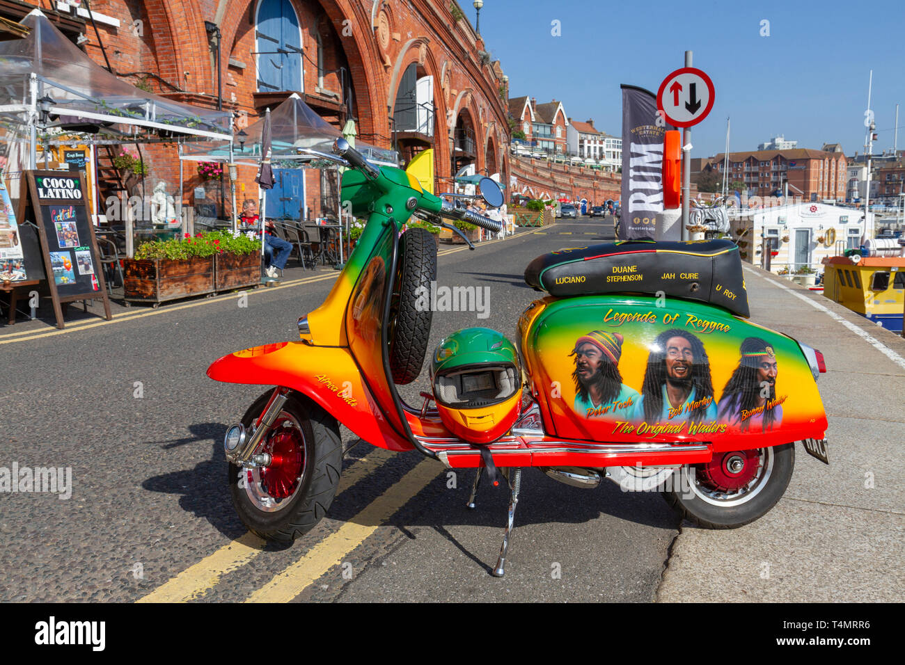 Un scooter Vespa peint avec le "Légendes du Reggae" en objectif de la couleurs de Ramsgate, Kent, UK. Banque D'Images