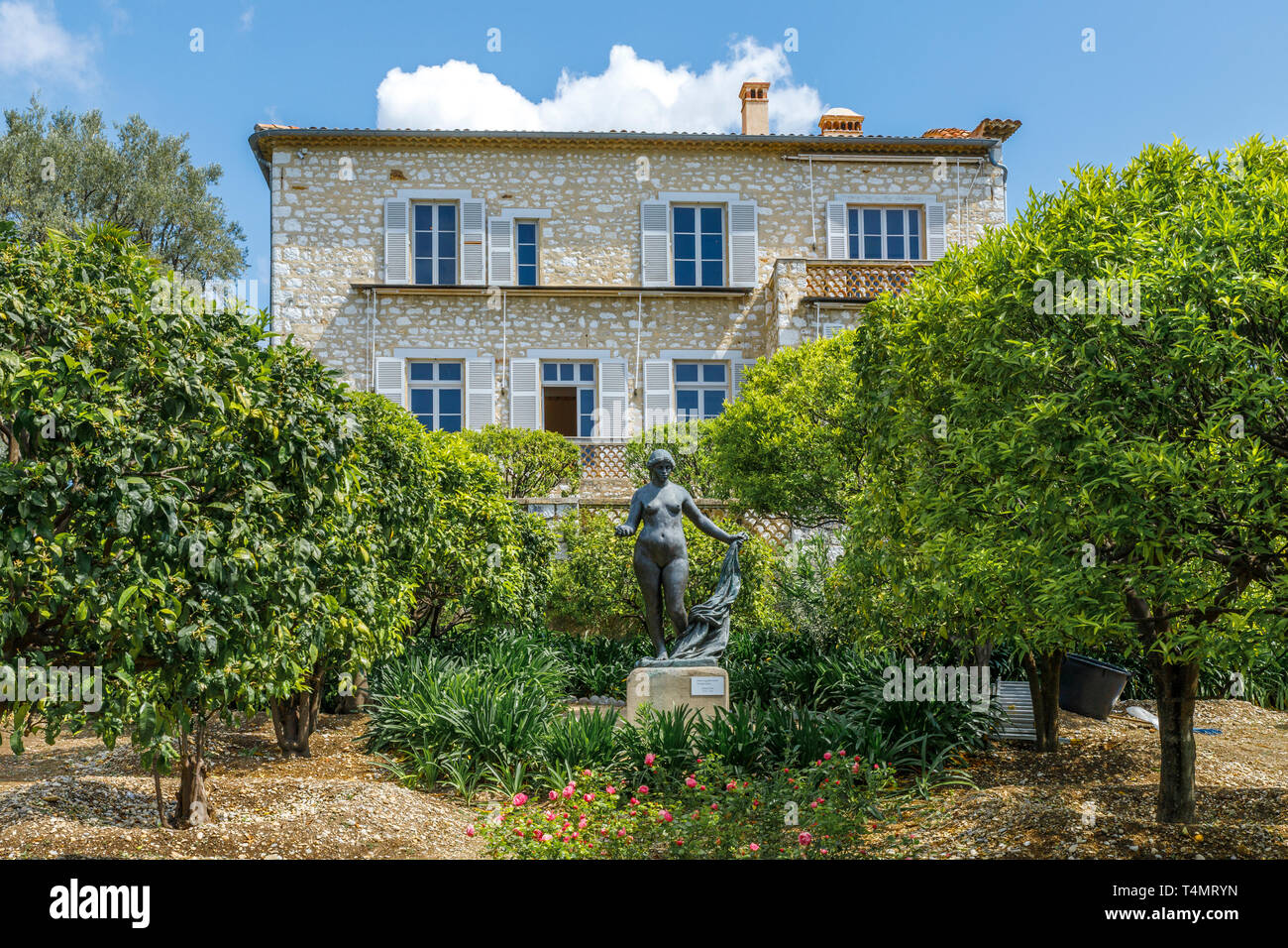 France, Alpes Maritimes, Cagnes sur Mer, le domaine des Collettes, musée Renoir, sculpture Vénus Victrix en face de la maison sculptée par Richard Guino Banque D'Images