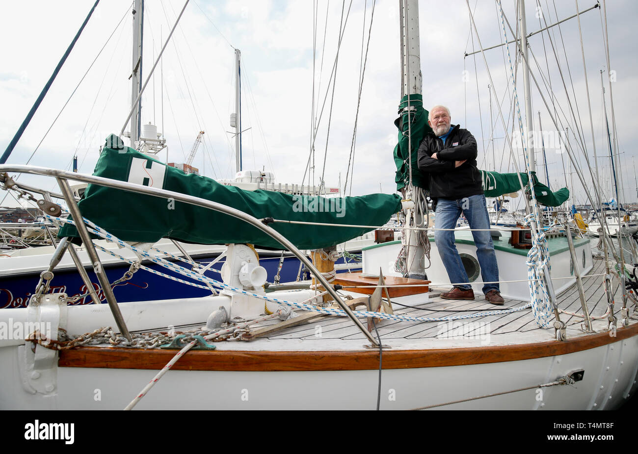 De 0001 sous embargo jeudi 18 avril Sir Robin Knox-Johnston sur le pont de son bateau Suhaili sur laquelle il est devenu la première personne à naviguer non stop autour du monde il y a 50 ans. Banque D'Images