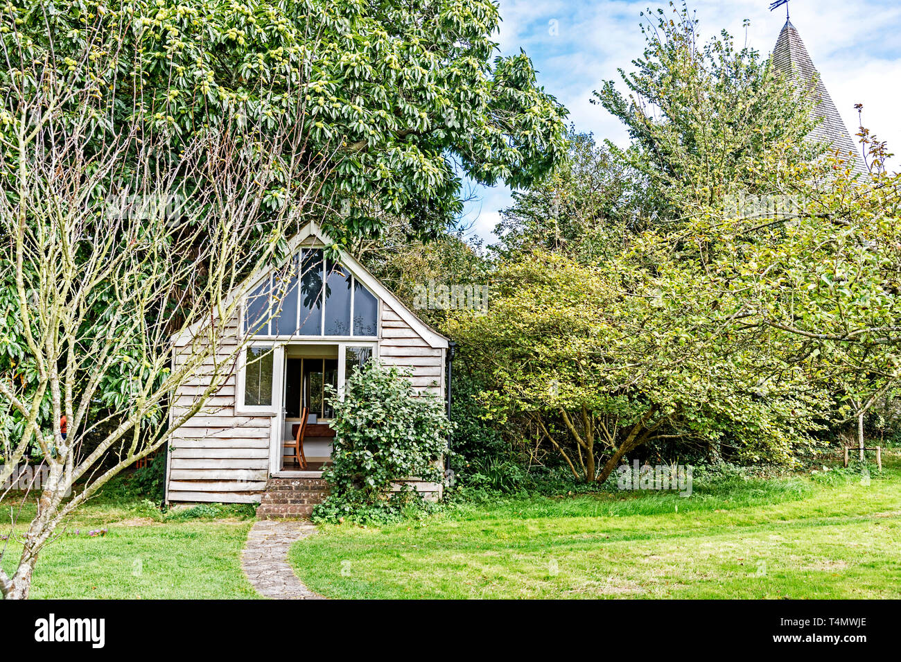 Jardin à Monk's House, la maison de Virginia et Leonard Woolf à Rodmell, Sussex avec scultpture Banque D'Images