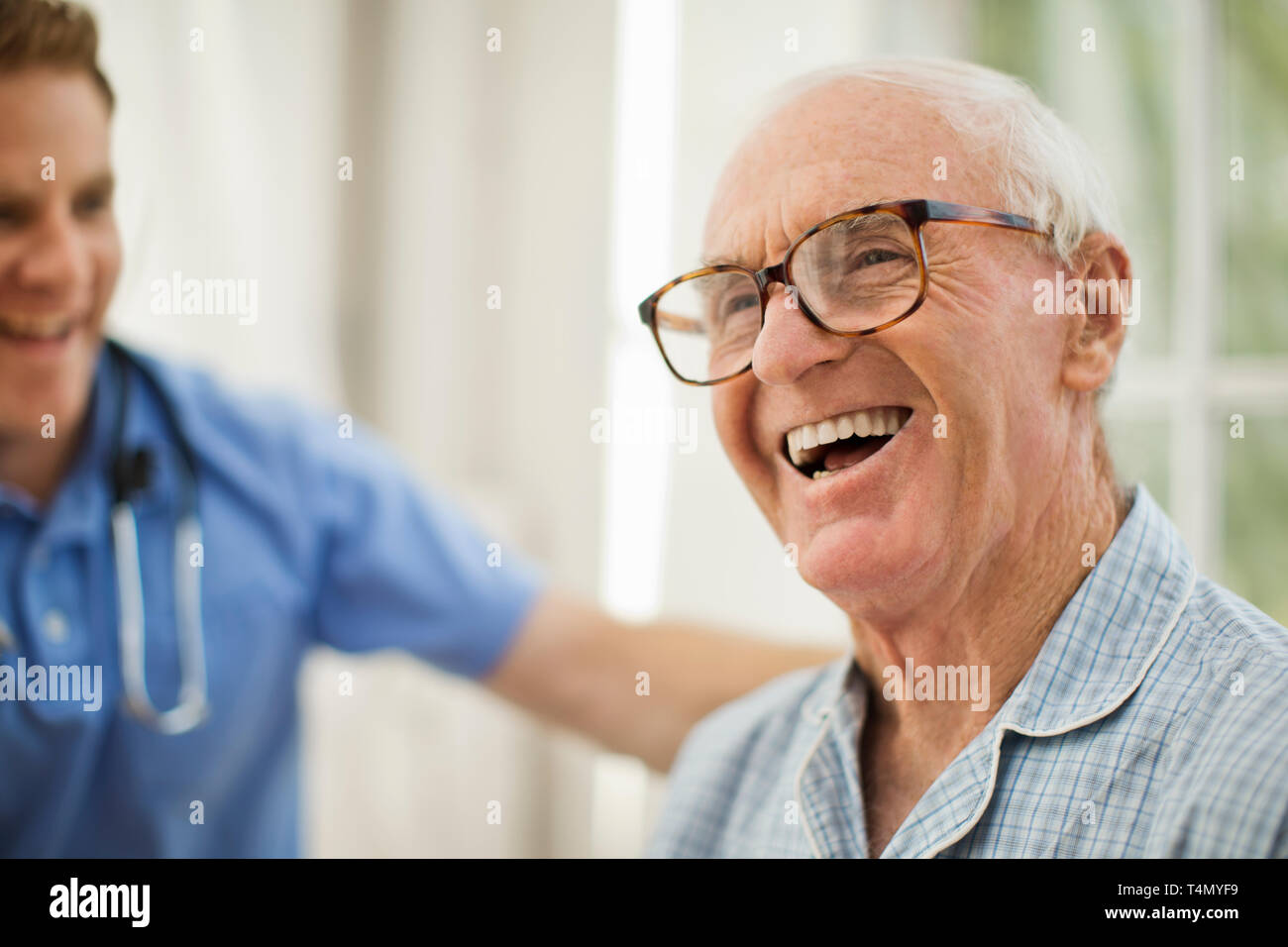 Laughing Man avec un infirmier. Banque D'Images