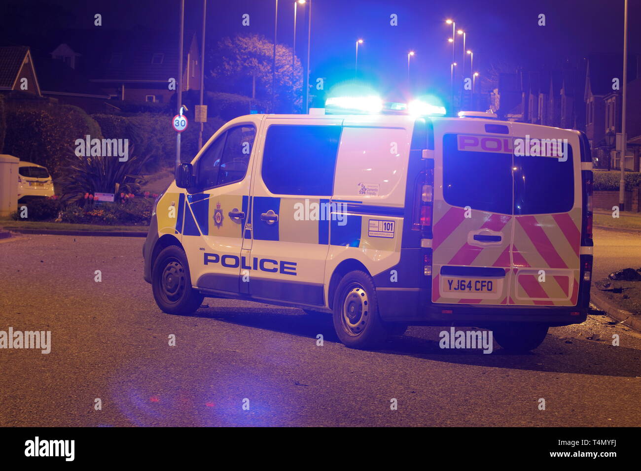 Un fourgon de police utilisé comme un barrage routier sur les lieux d'un accident de la route en dehors de la Miller & Carter en Garforth, Leeds. Banque D'Images