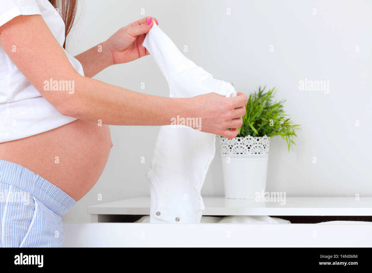 Libre Photo de femme enceinte qui se prépare à la maternité, pour les bébés d'emballage Banque D'Images