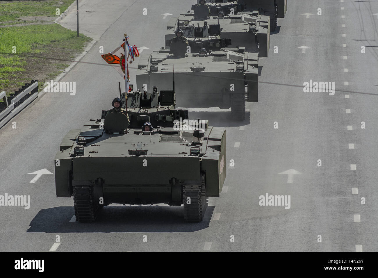 Moscou, le 7 mai 2015. L'APC B-10 Kurganets-25 revient de la Place Rouge après la victoire Day Parade répétition, vue de face. Banque D'Images