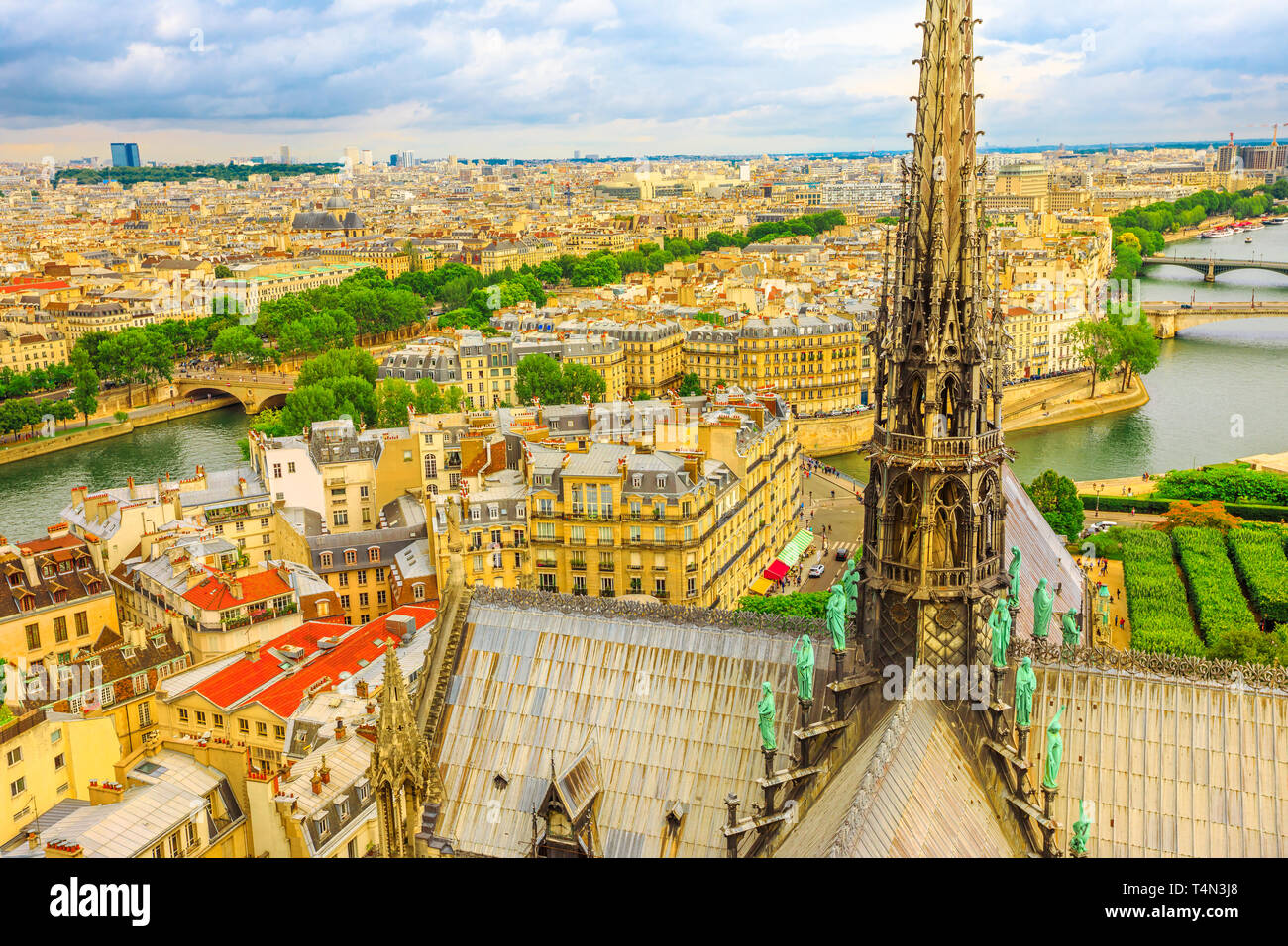 Close up vue aérienne sur la flèche de la cathédrale Notre Dame de statues, à Paris Capitale de la France. Du haut de l'église gothique Notre Dame de Banque D'Images
