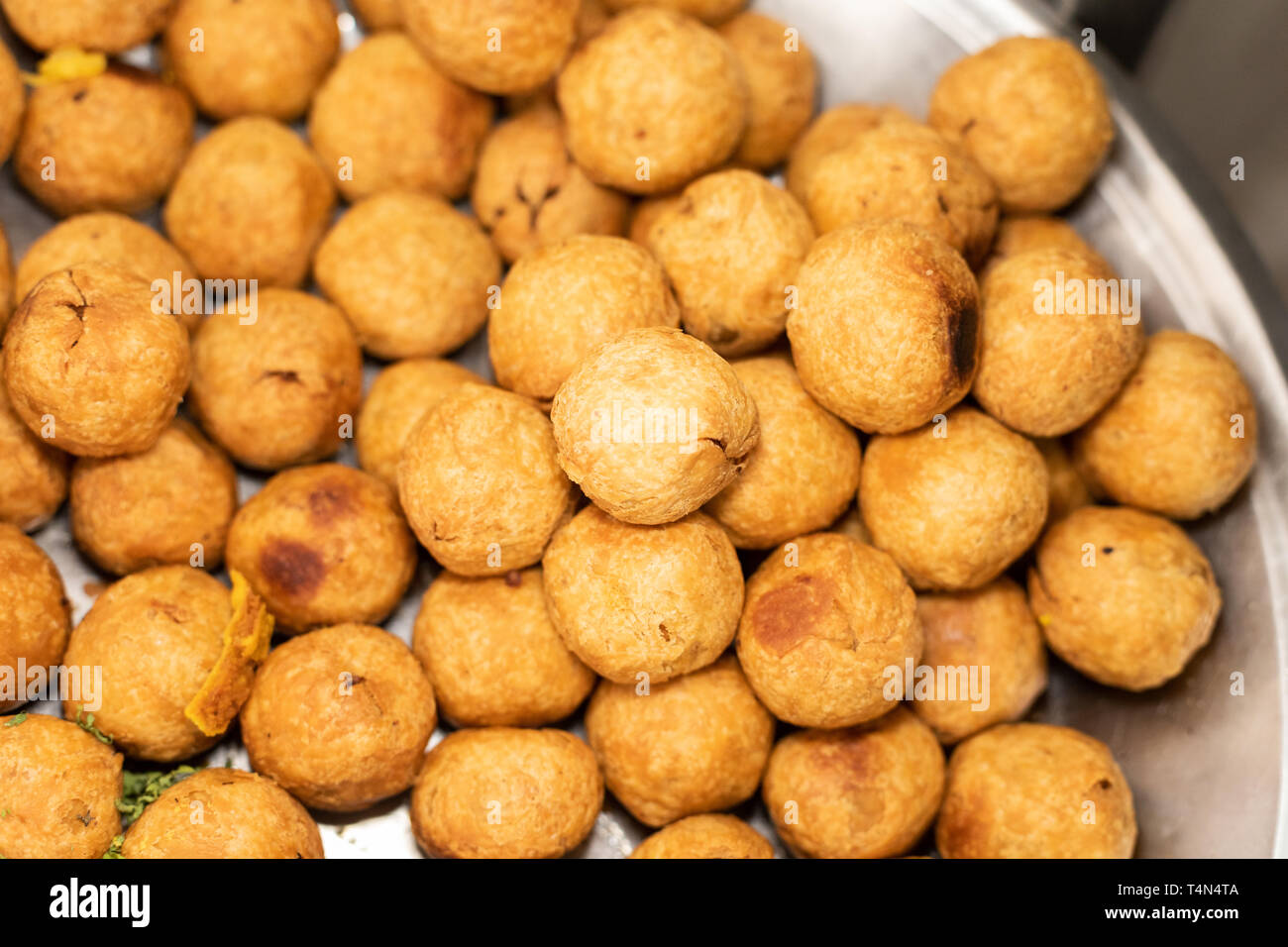 Kachori est un snack populaire de l'Inde gujarati épicé Banque D'Images