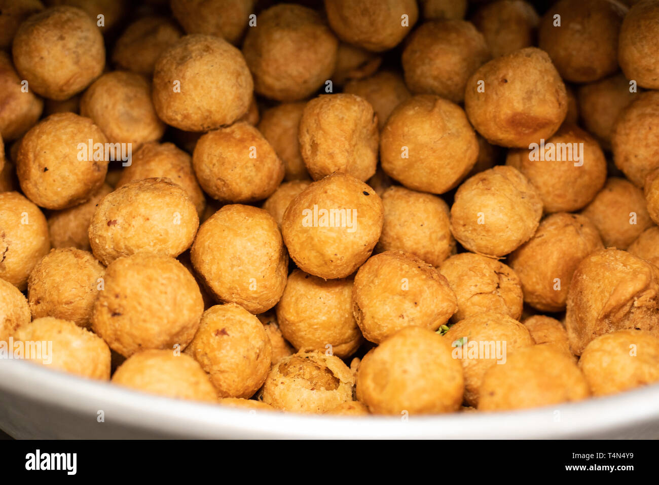 Kachori est un snack populaire de l'Inde gujarati épicé Banque D'Images