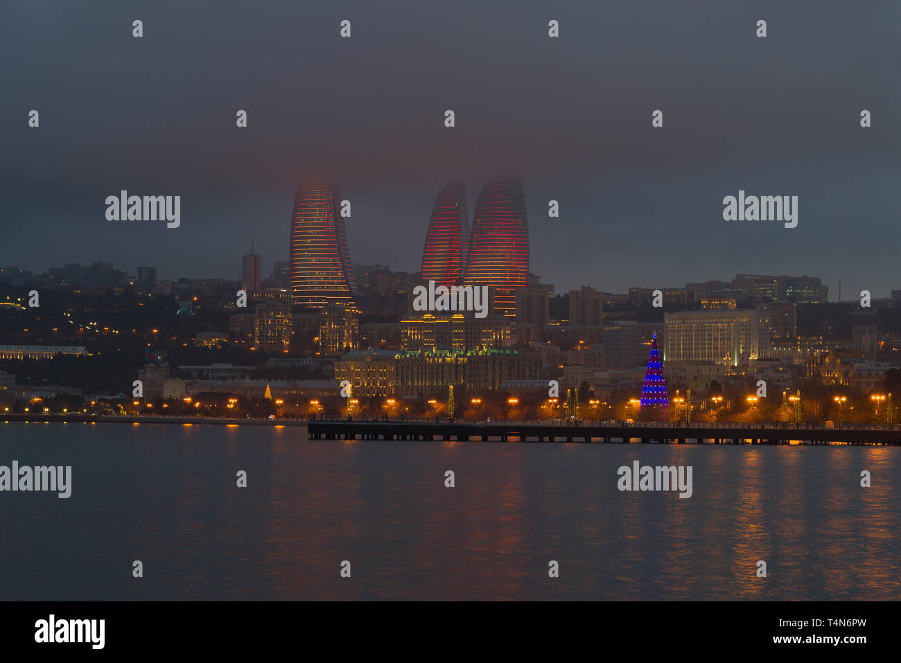 BAKU, AZERBAÏDJAN - janvier 04, 2018 : Flame Towers dans le paysage urbain de nuit Banque D'Images