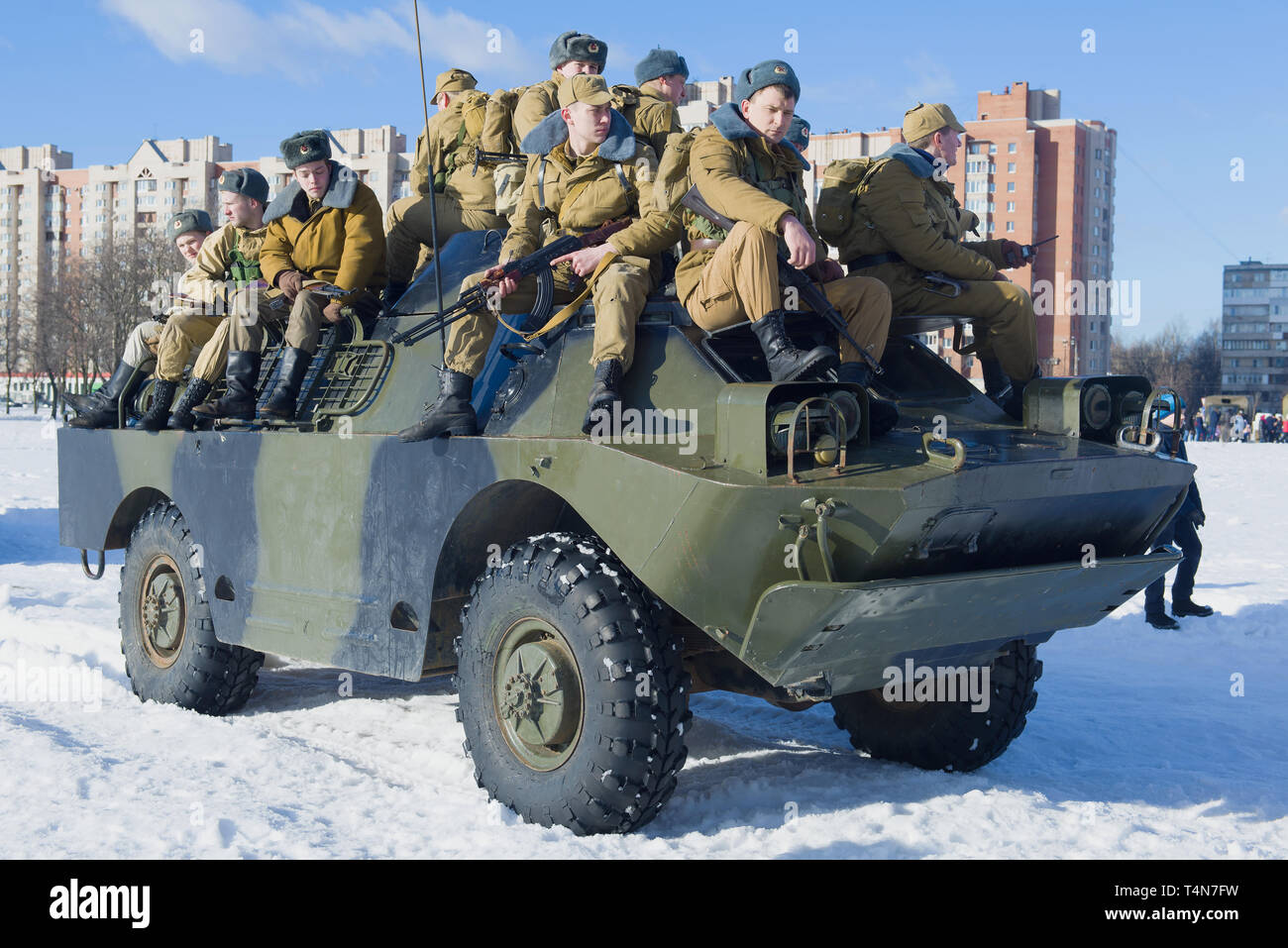 SAINT-PÉTERSBOURG, RUSSIE - 17 février 2019 : soldats soviétiques sur un BRDM-2 voiture blindée. Fragment de l'histoire militaire en l'honneur du festival de la th Banque D'Images