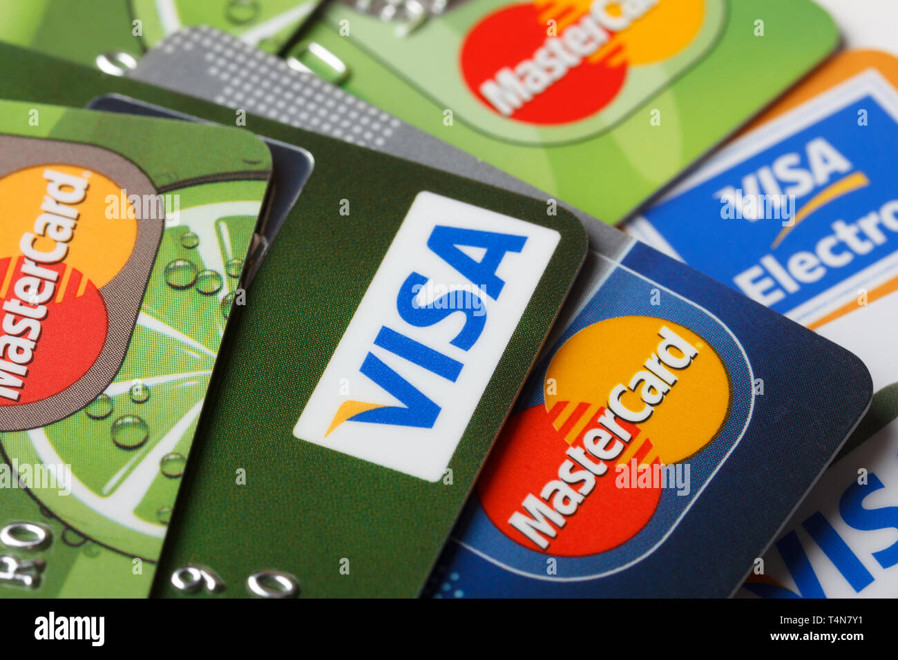 KIEV, UKRAINE - 11 Mars : Pile de cartes de crédit, Visa et MasterCard, crédit, débit et électronique, à Kiev, Ukraine, le 11 mars 2014. Focu sélective Banque D'Images