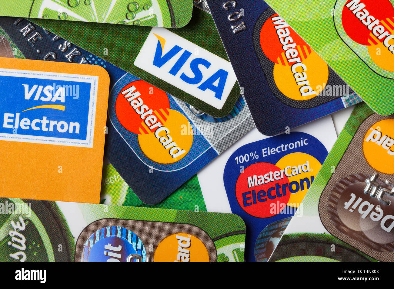 KIEV, UKRAINE - 11 Mars : Pile de cartes de crédit, Visa et MasterCard, crédit, débit et électronique, à Kiev, Ukraine, le 11 mars 2014. Banque D'Images