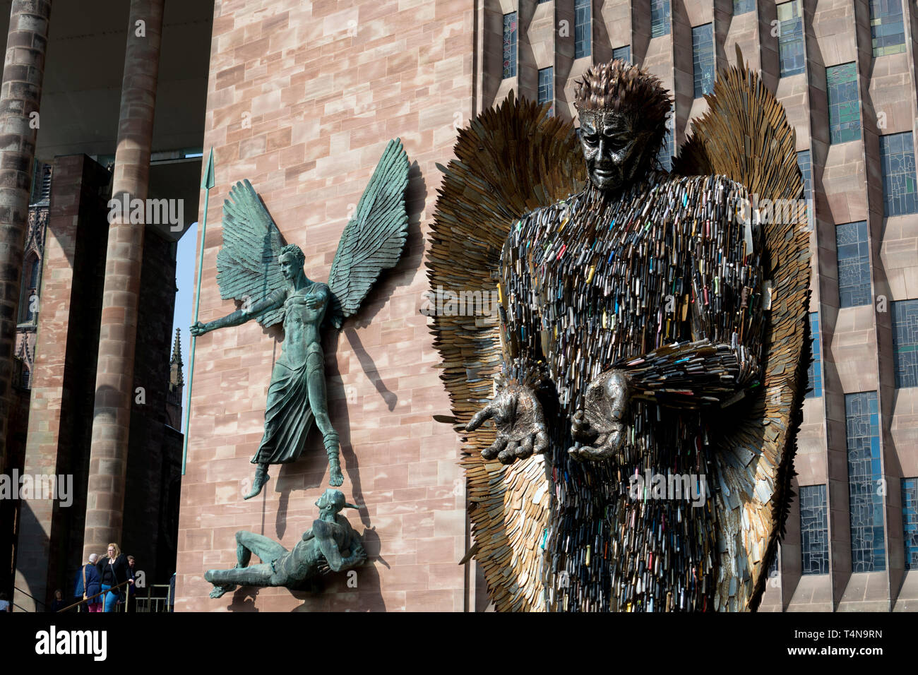 Le couteau Angel sculpture à l'extérieur de la cathédrale de Coventry, Royaume-Uni Banque D'Images