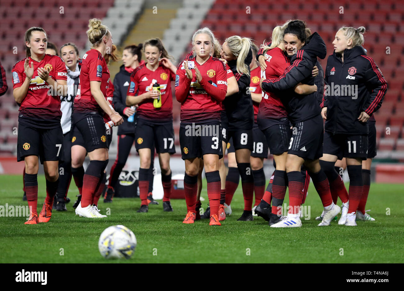 Les femmes de Manchester United célèbrent à la coup de sifflet final après sa victoire au cours de la FA Women's Championship match à Leigh Sports Village. Banque D'Images